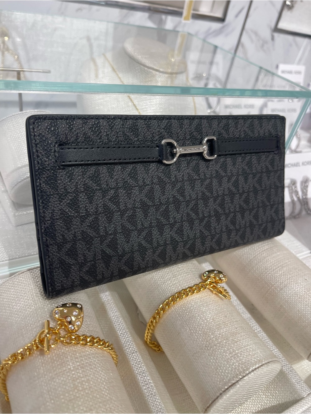 Michael Kors Carson Large Signature Logo Bifold Snap Wallet
Black
NWT - Picture 16 of 16